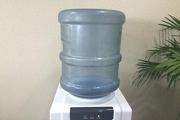 桶装水可以直接喝吗（桶装水和白开水的区别对比）